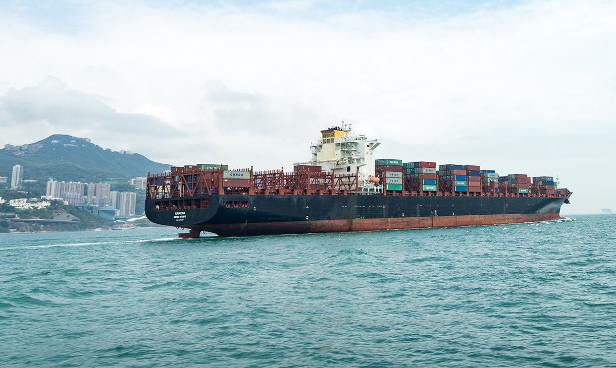 Контейнеровоз следует по маршруту